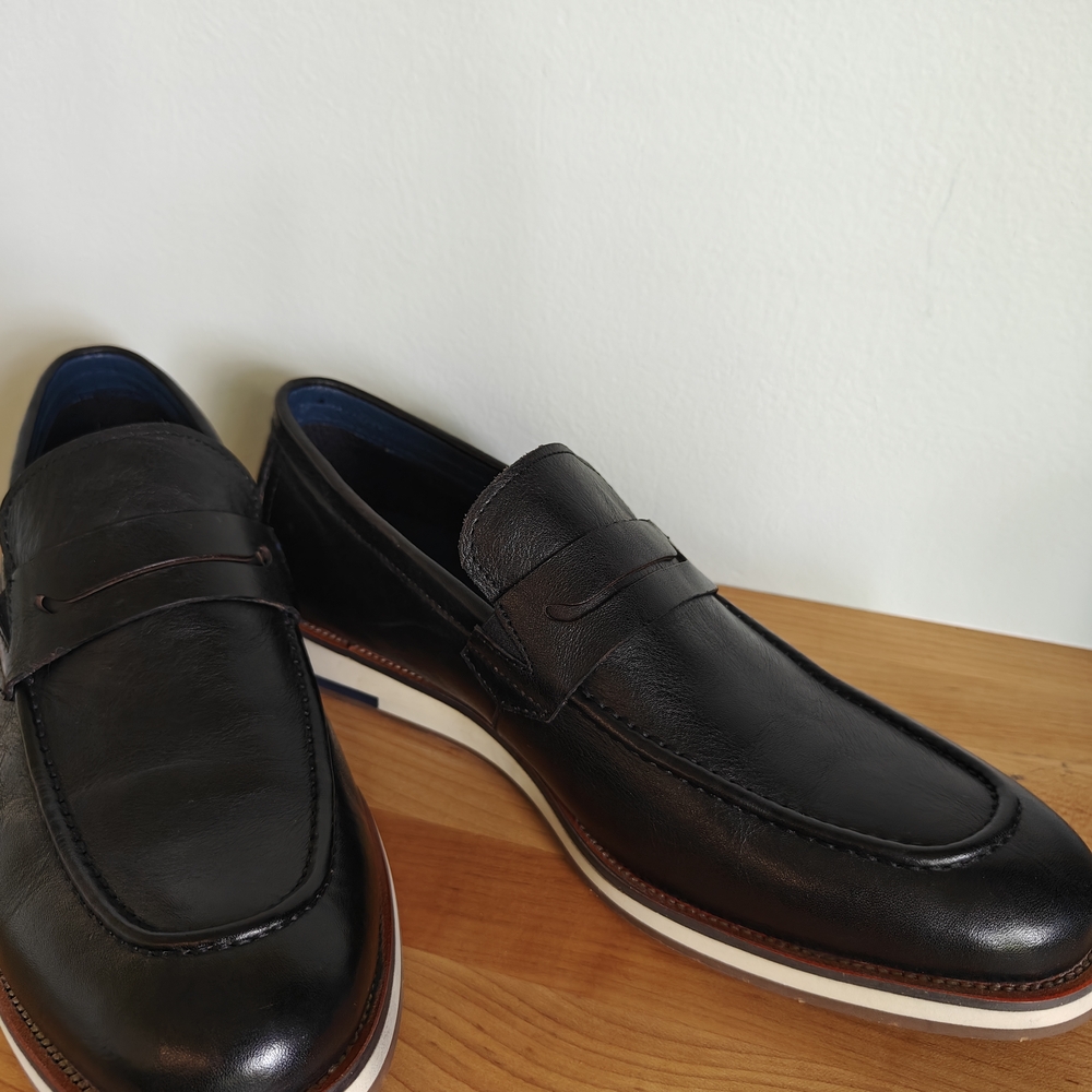 Vintage Foundry-Elegant Flat Sole, Black Leather Slip-On Loafers
